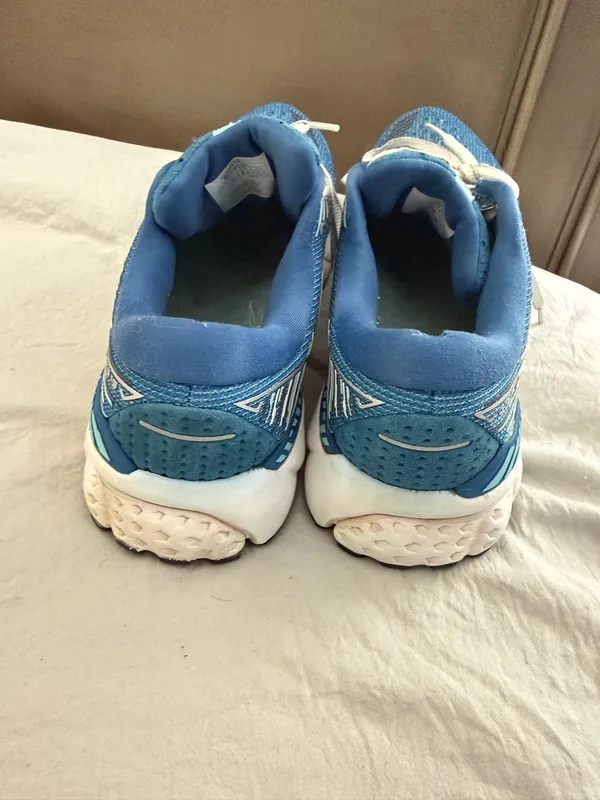Brooks Adrenaline GTS 19 Women's Size 8.5 Running Shoes - Image 3