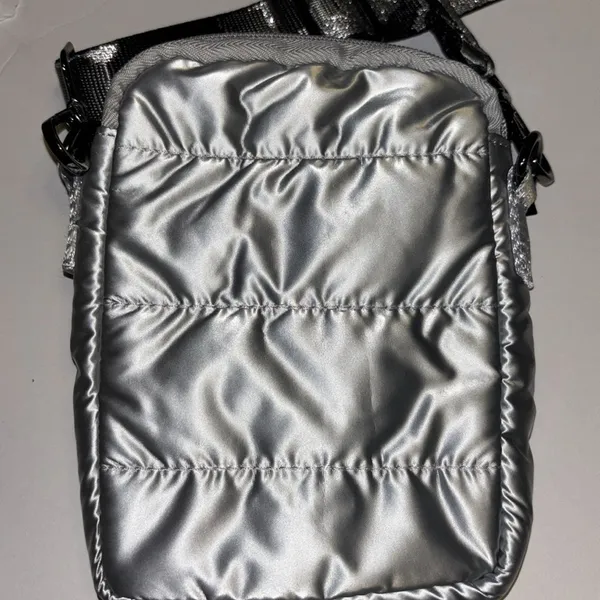 Source Unknown SILVER PUFF STYLE CROSSBODY GREAT SIZE HOLDS PHONE AND MORE FUN COLORFUL STRAP - Image 5