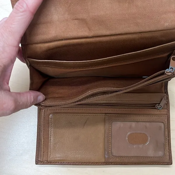 Fossil Tan Leather Clutch Wallet. - Image 5