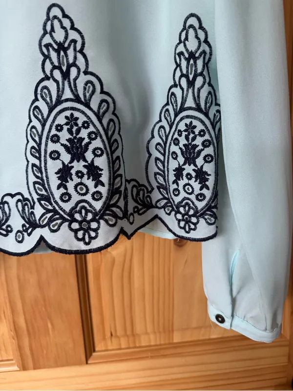 Xhilaration Mint Green Long-Sleeve Blouse with Navy Embroidered Hem size large - Image 2