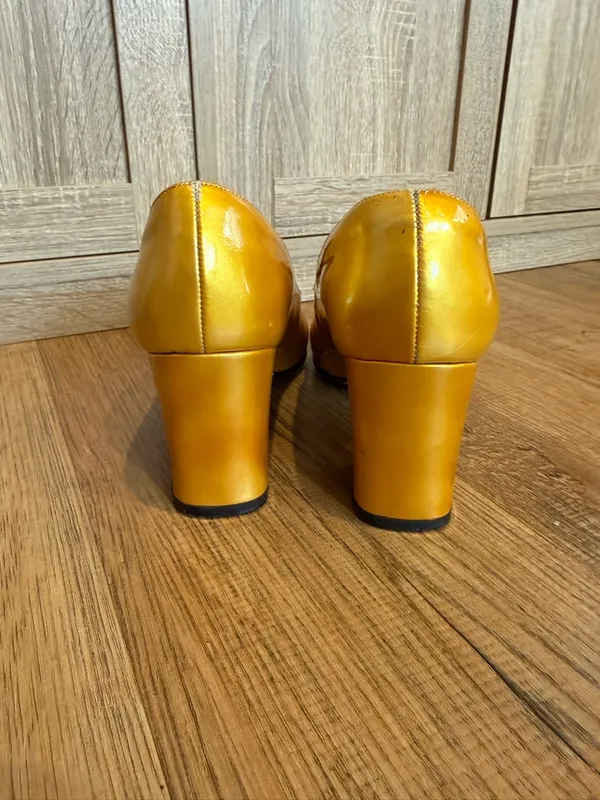 VS Vintage Yellow Patent Leather Chunky Heel Loafers Made in Italy Mod Retro 7 - Image 4