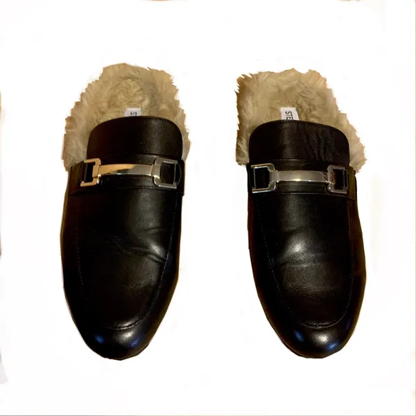 Steve Madden "Khloe” Black Leather With Faux Fur Lining Mule Slides (9) - Image 4