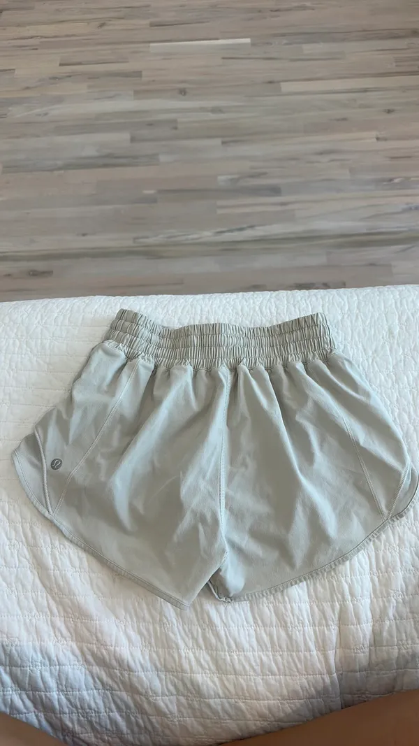 Lululemon Hotty Hot 2.5" Shorts - Image 4