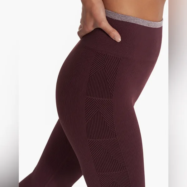 NWOT Vuori‎ Helix Seamless Legging in a burgundy color Small - Image 2