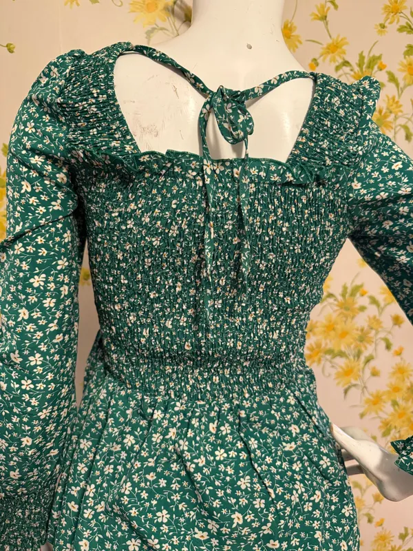 Green peplum-style blouse with a ditsy floral print size M - Image 4