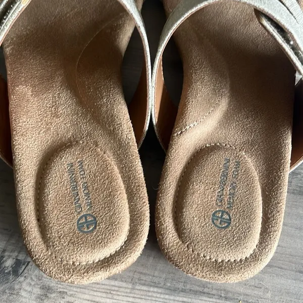 Giani Bernini Memory Foam Rilley Gold Detail Strap Sandal Size 9 - Image 3