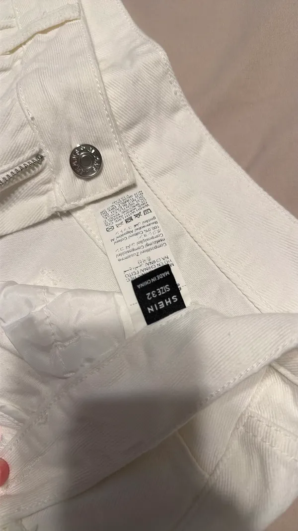 SHEIN white denim shorts size 32 - Image 2