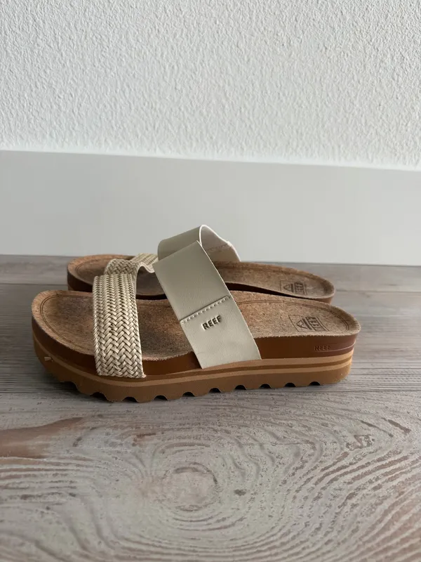 Reef Cushion Vista Hi Sandals Size 9 - Image 3