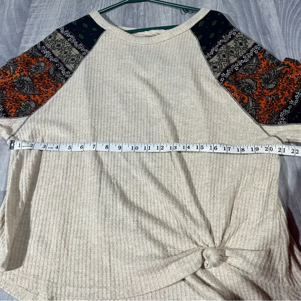 Daytrip Beige and Black Paisley Sleeve Top - Image 3