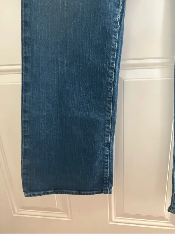 Old Navy Ladies Boot-Cut Jeans - Dark Blue with Light Wash Interior 16 Long - Image 4