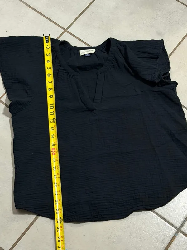 Universal Thread Women‎ Minimalist Black Short Sleeve Split-Neck Blouse size M - Image 6