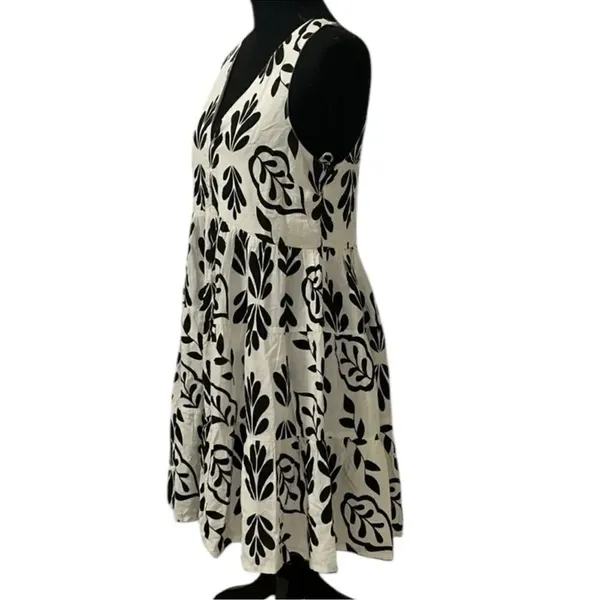Sincerely Jules Flowy Black and White Sleeveless Mini Dress(Size Medium) - Image 2