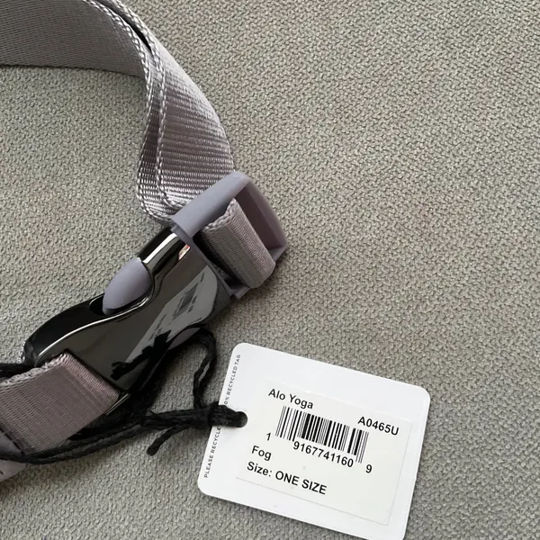 Alo Yoga Explorer Fanny Pack Fog - Image 3