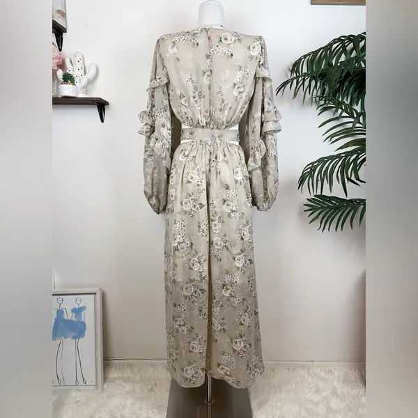 En Saison Calista Cut Out Floral Maxi Dress in Taupe Sage Small - Image 6