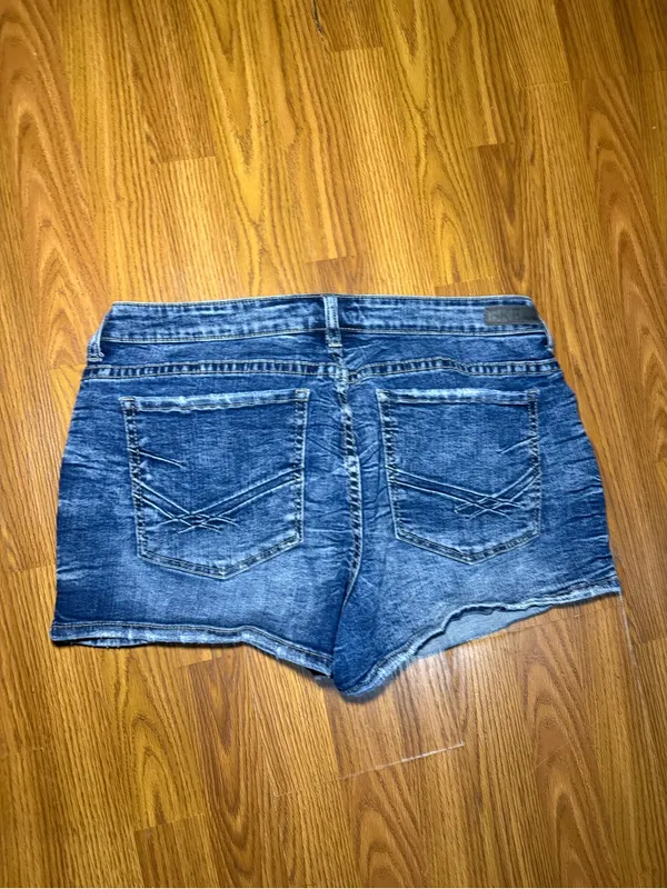 BKE Payton Distressed denim shorts 34. - Image 3