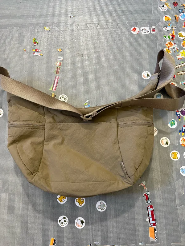 Lululemon olive green slouchy sling bag 6L - Image 4