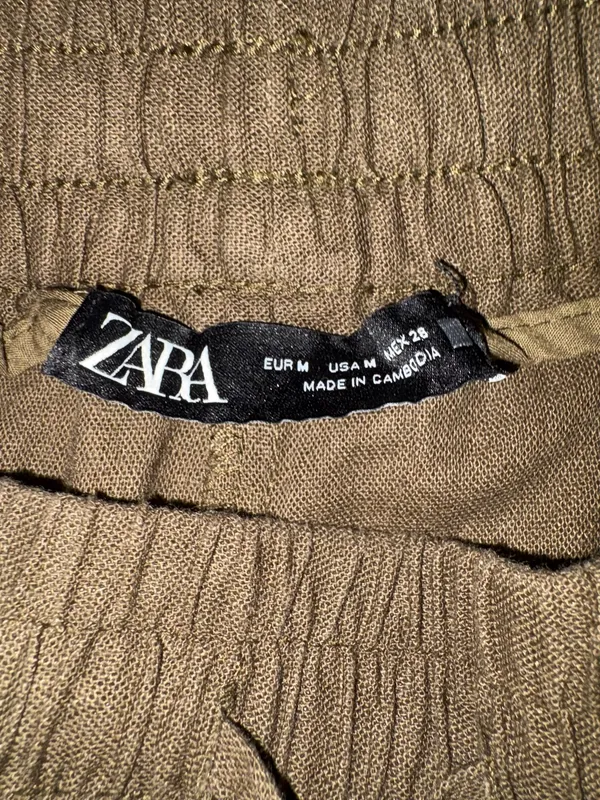 Zara cotton shorts, their comfortable design, characterized by a high elasticated and gathered waistband with an adjustable drawstring - Image 4