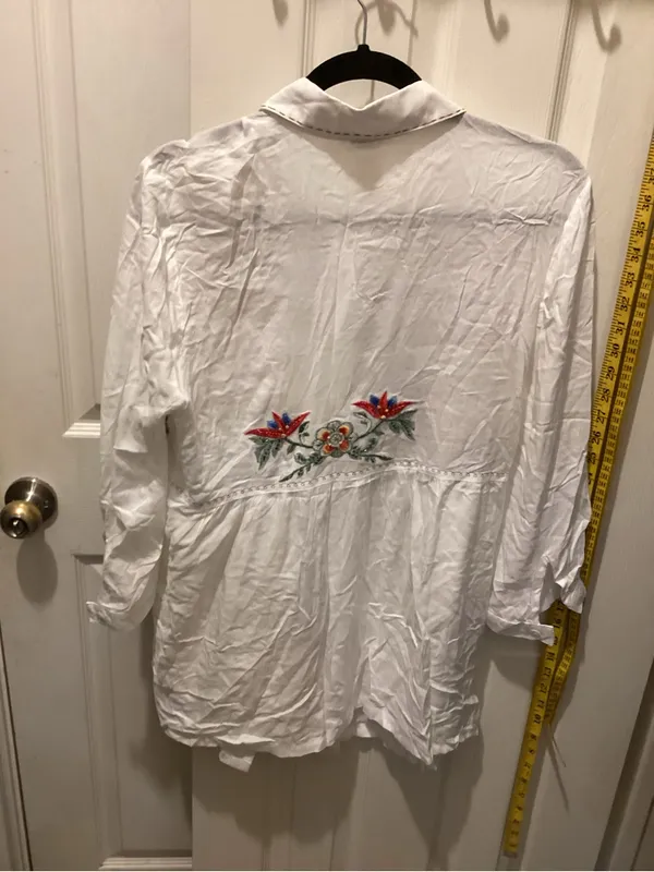Embroidered White Button-Up Blouse with Floral Accents - Image 4