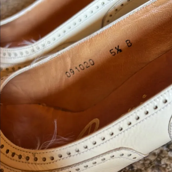 Vintage White / Cream Heels Pumps with Classic Design - Image 4