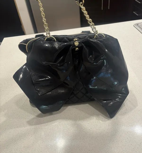 Black bow Betsey Johnson purse with gold chain - Image 3