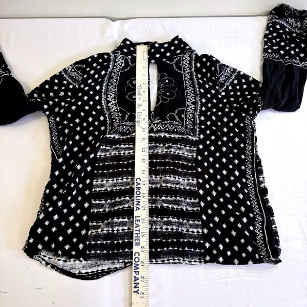 Rip Curl Womens Small Black White Geometric Print Mock Neck Keyhole Blouse Top‎ - Image 9