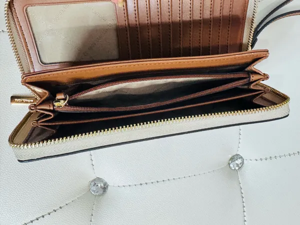 Michael Kors Wallet - Image 5
