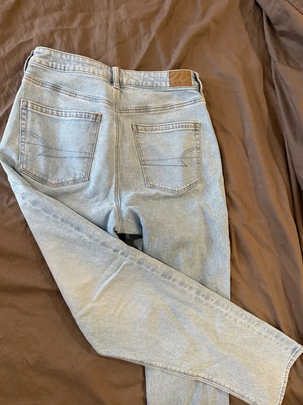 American Eagle Light Wash Mom Jeans Strigid - Image 2