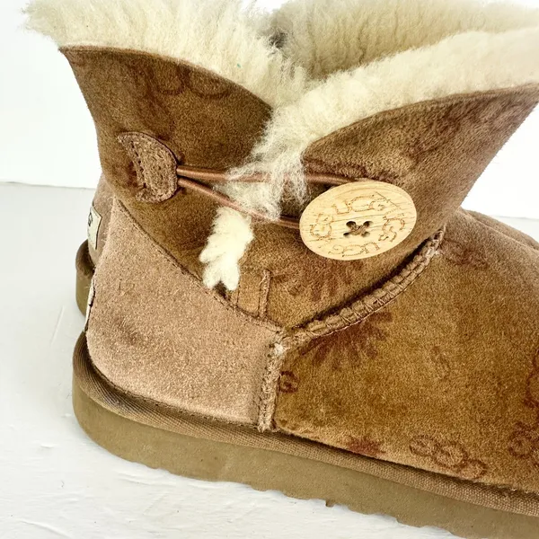 Ugg Mini Bailey Button Boot Womens Size 8 Logo Spellout Brown Monogram - Image 8