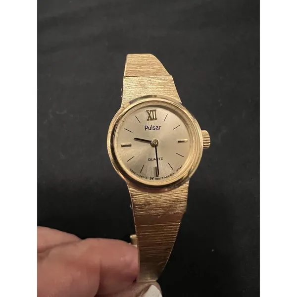 Vintage Gold Tone Ladies Pulsar Round Dainty Thin Watch Minimalist Elegant Chic - Image 3
