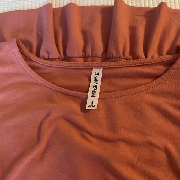 Zenana Premium Pink high low shirt with ruffled bottom, size small - Image 3