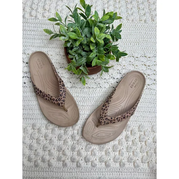 CROCS Women's 9 Kadee II Leopard Print Thong Flip Flop Sandal Shoes Tan - Image 9