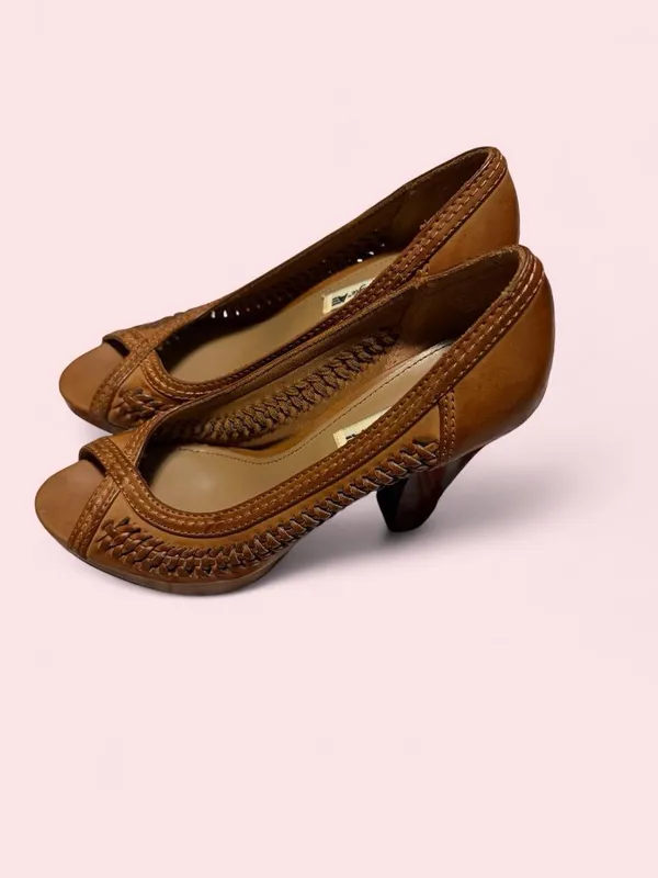 Vintage Y2K American Eagle Outfitters Tan Woven Peep-Toe Heels - Image 2