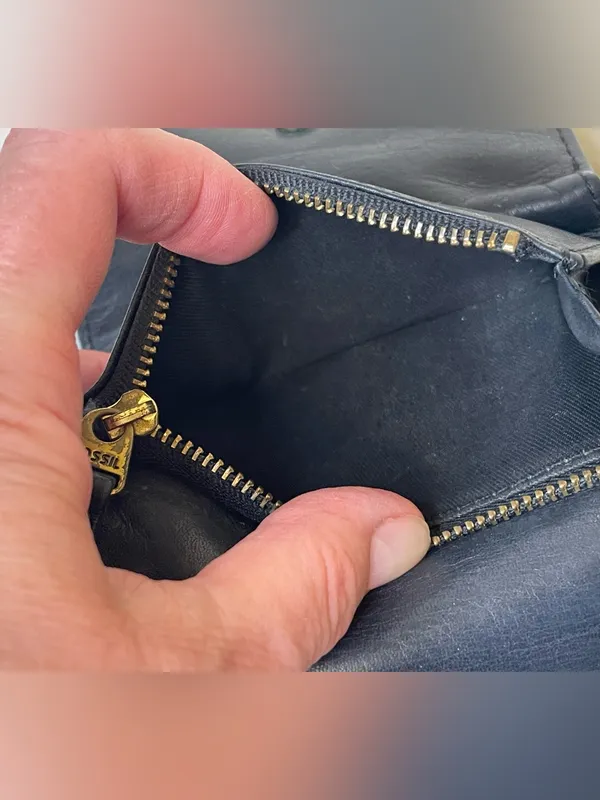 Fossil Women’s Vintage Black Leather Wallet with Gold Hardware‎ - Image 7