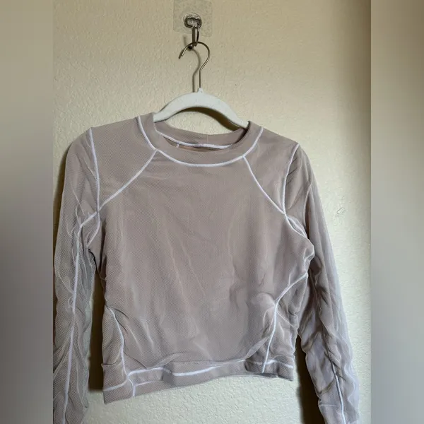 Alo‎ Yoga Vision Long Sleeve Shirt Sz M in White Latte Cropped Ruched Mesh - Image 4