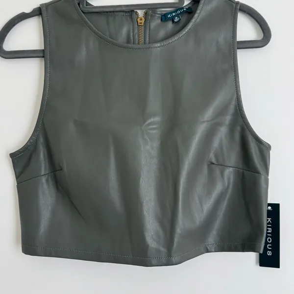 NWT Kurious Faux Leather‎ Boxy Zip Back Sleeveless Crop Top Gray Medium - Image 4