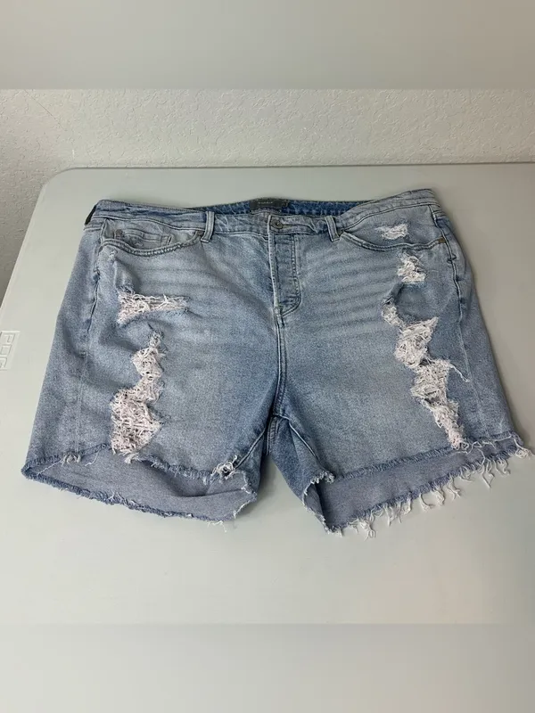 Torrid Women’s Plus 5 Inch Classic Denim HighRise Shorts Medium Wash Size 20 - Image 2