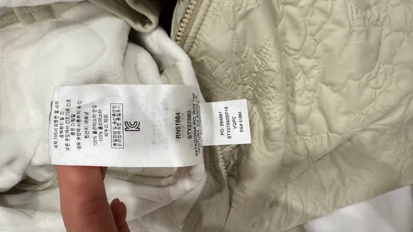 Patagonia ivory Jacket Women’s xsmall - Image 4