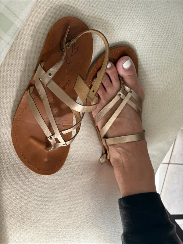 Olukai U’I KO’OWomen’s Metallic Strappy Toe-Loop Sandals - Rose Gold - Image 7