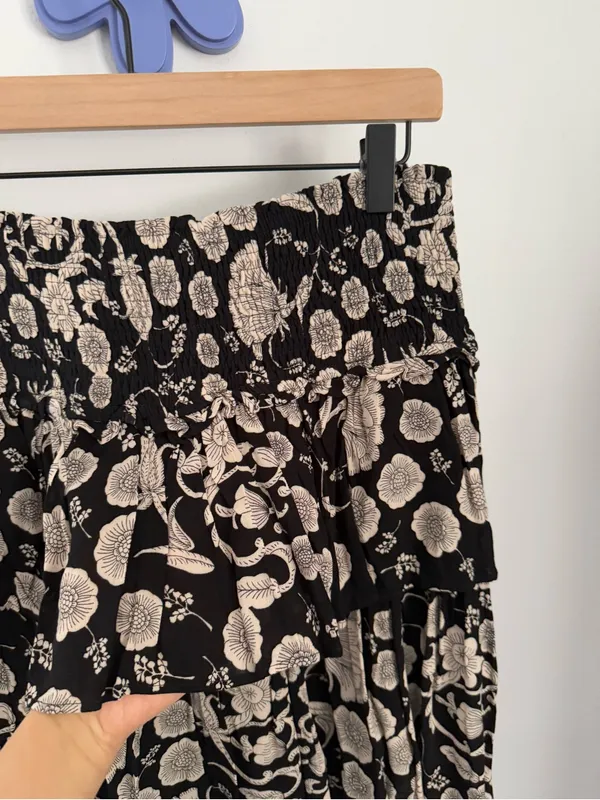 Anthropologie Medium Somerset Mini Skirt Black Beige Floral Tiered Flowy Boho - Image 3