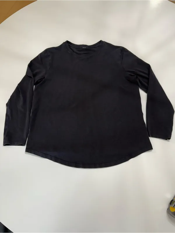 lululemon Black Long-Sleeve Performance Tee Size Medium - Image 2