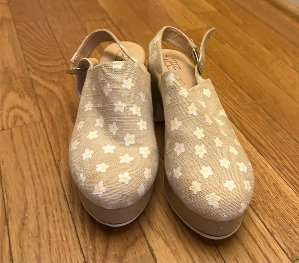 No Boundaries Daisy Memory Foam Sandal Clogs 2.5” Size 7 - Image 2