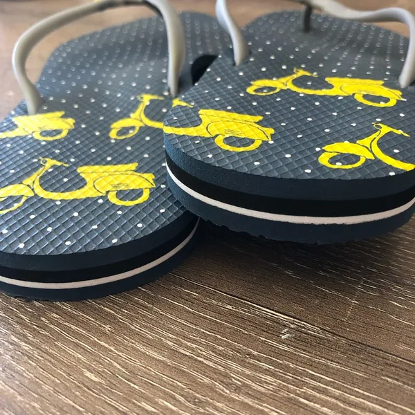 NWOT Freewaters REI Scooter Flip Flop Sandals 8 Navy Yellow - Image 4