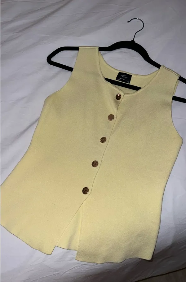 yeow milk & honey hammered gold button sweater vest size medium - Image 4