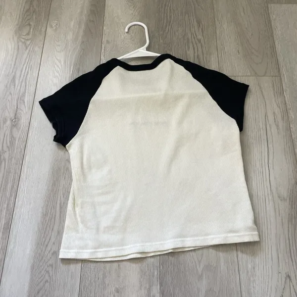 Brandy Melville Tshirt embroidered new york city crop baseball womens Black OS - Image 3