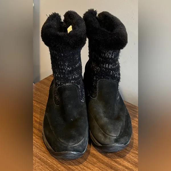Khombu Black Suede and Knit Faux Fur Winter Boots, Size 7 - Image 2