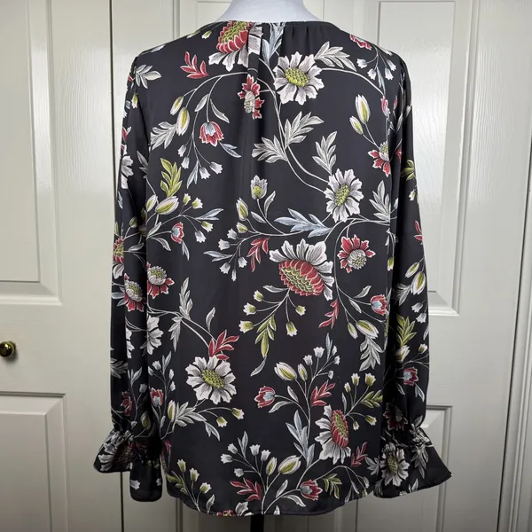 LOFT Women Blouse Sz M Charcoal Floral VNeck Long Sleeve Button Down Ruffle Cuff - Image 6