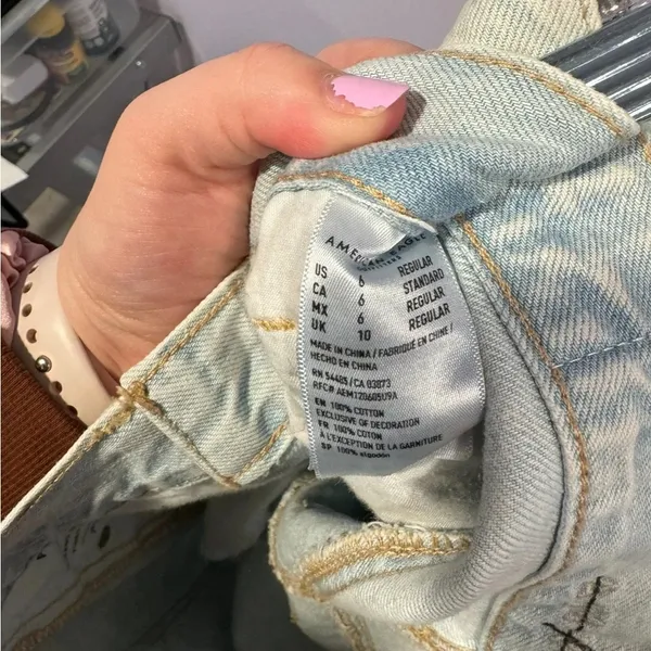 Light‎ wash American Eagle mom Jean - Image 4