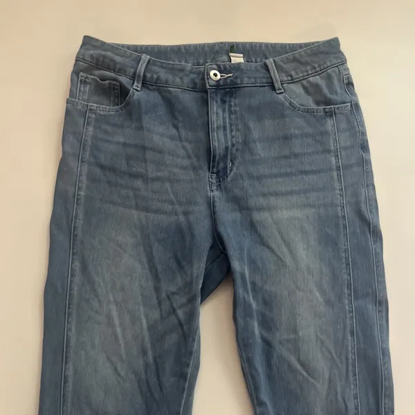 Halara Large Petite Tapered Leg Jeans Light Wash Zip Fly Stretch - Image 2