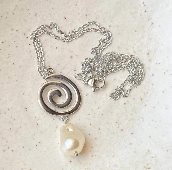 Handmade stainless steel spiral swirl uzumaki & pearl necklace🌀 - Image 5