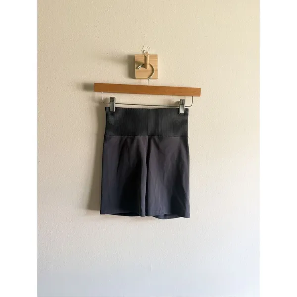 Vuori Ribbed High Waist Grey Biker Shorts Size XS - Image 2